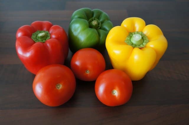 Verschiedene Paprika und Tomaten